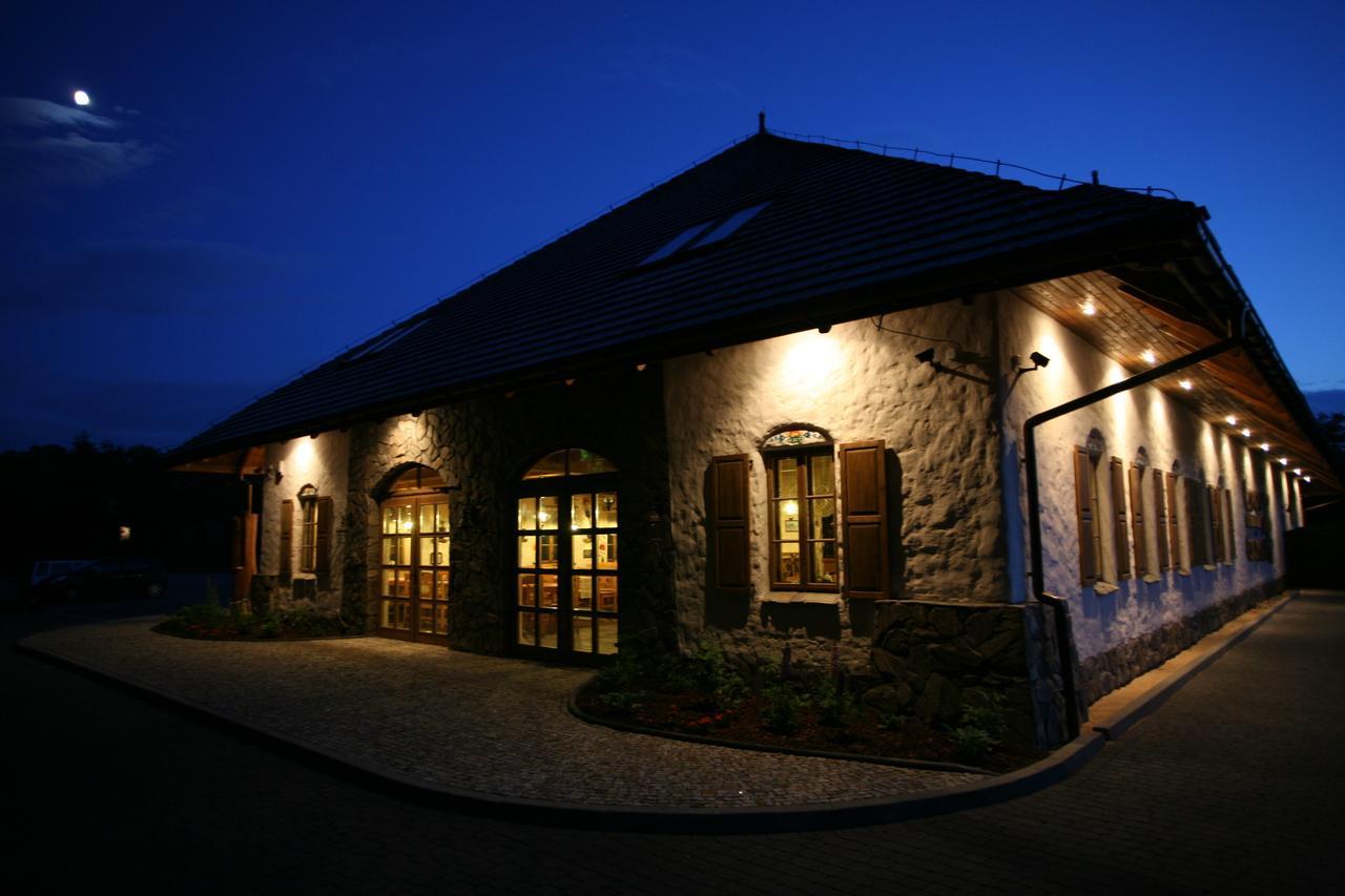 Lipowy Gosciniec Aparthotel Otwock Maly Bagian luar foto